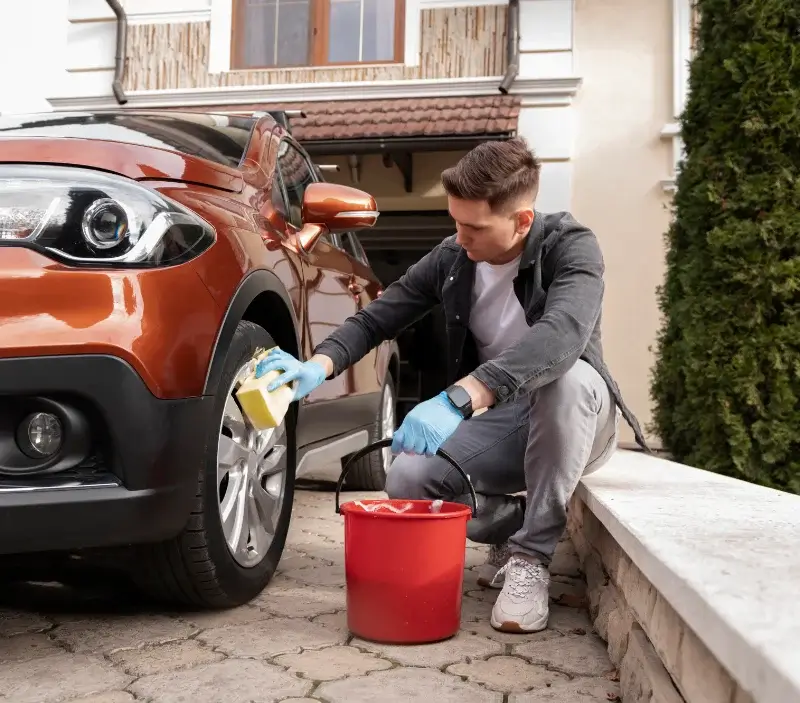 Lavage auto à domicile Laval-de-Cère : professionnel intervenant sur un véhicule